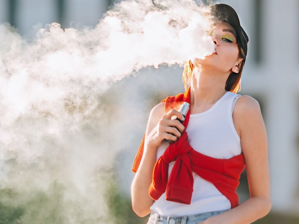 mujer utilizando vaper